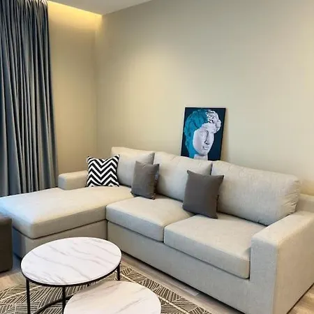 Sea View Apartment/ Promenade شقة